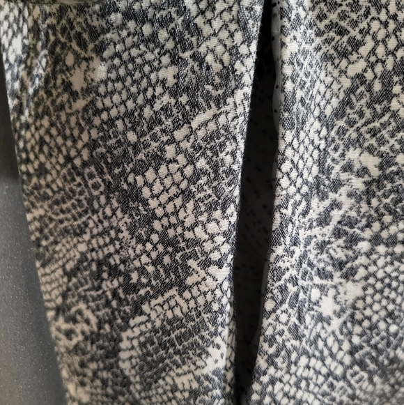 177. CAbi Camille #3134 Snakeskin Patterned Gray Cape Coat - Size Small - Picture 6 of 8